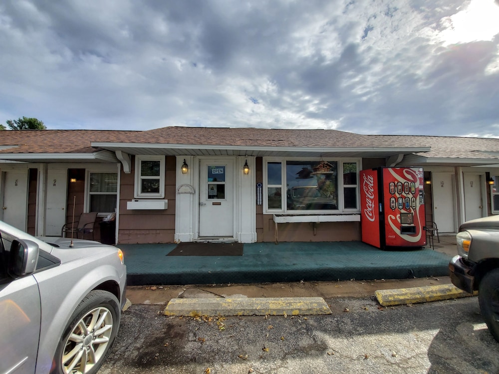 Sunset Lodge Escanaba 4/32