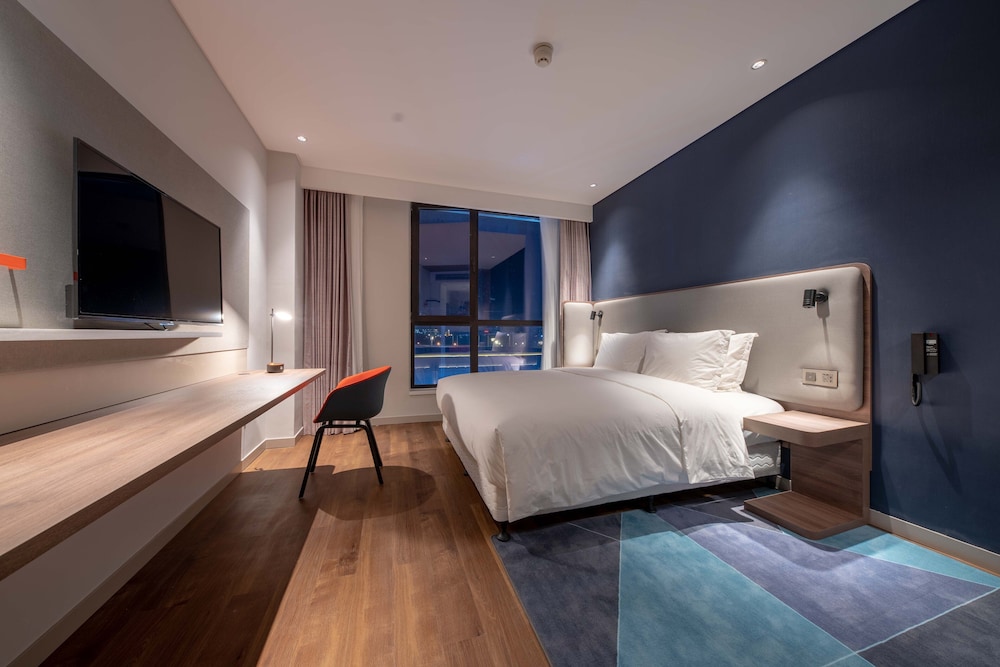 Standard, King Bed, Extra Floor Space