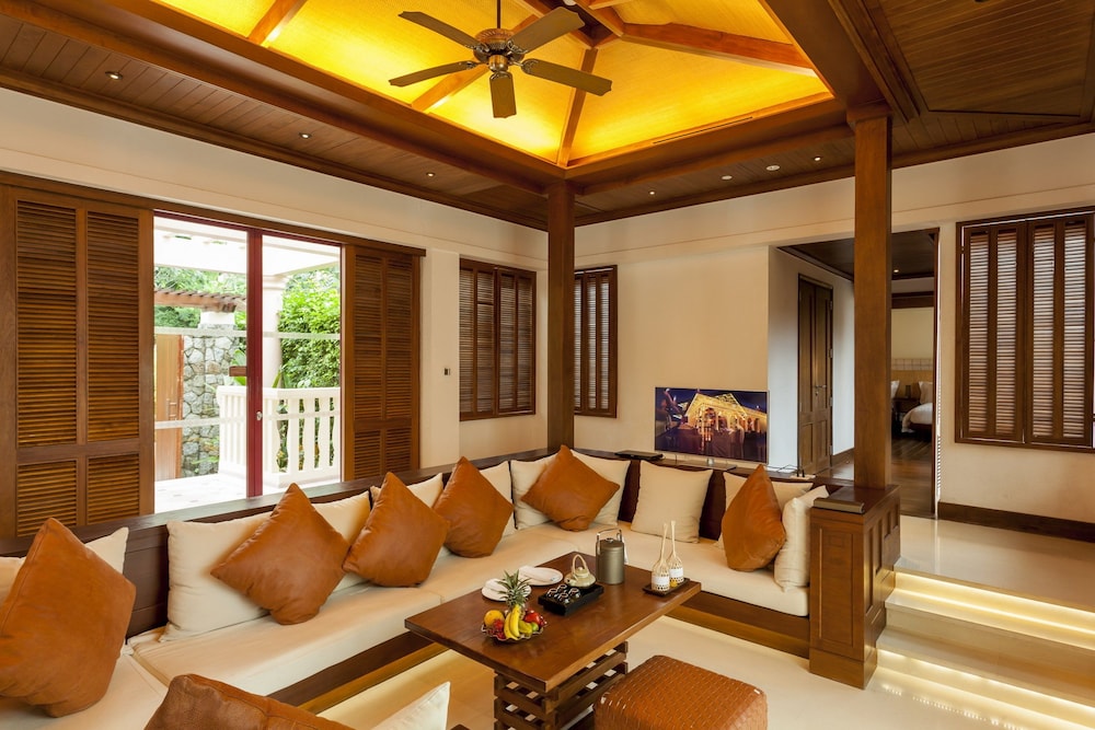 Centara Grand Beach Resort Phuket 47/85