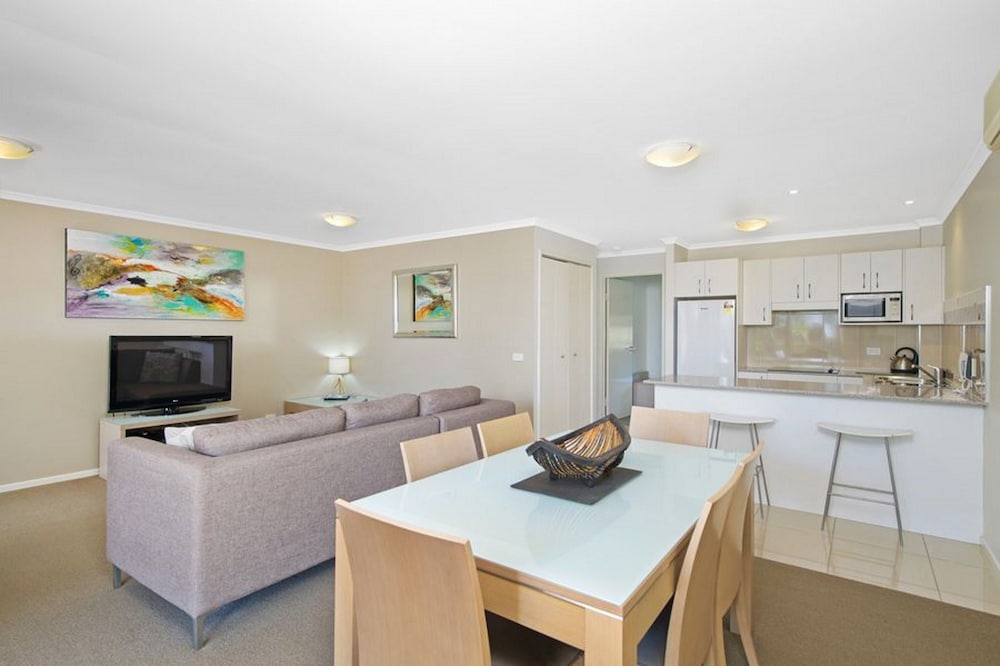South Pacific Apartments 24/30
