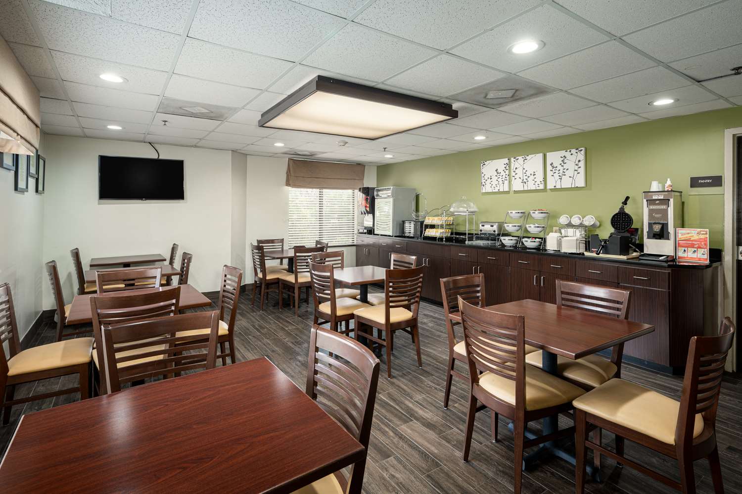 SureStay by Best Western Summerville Flowertown 18/25