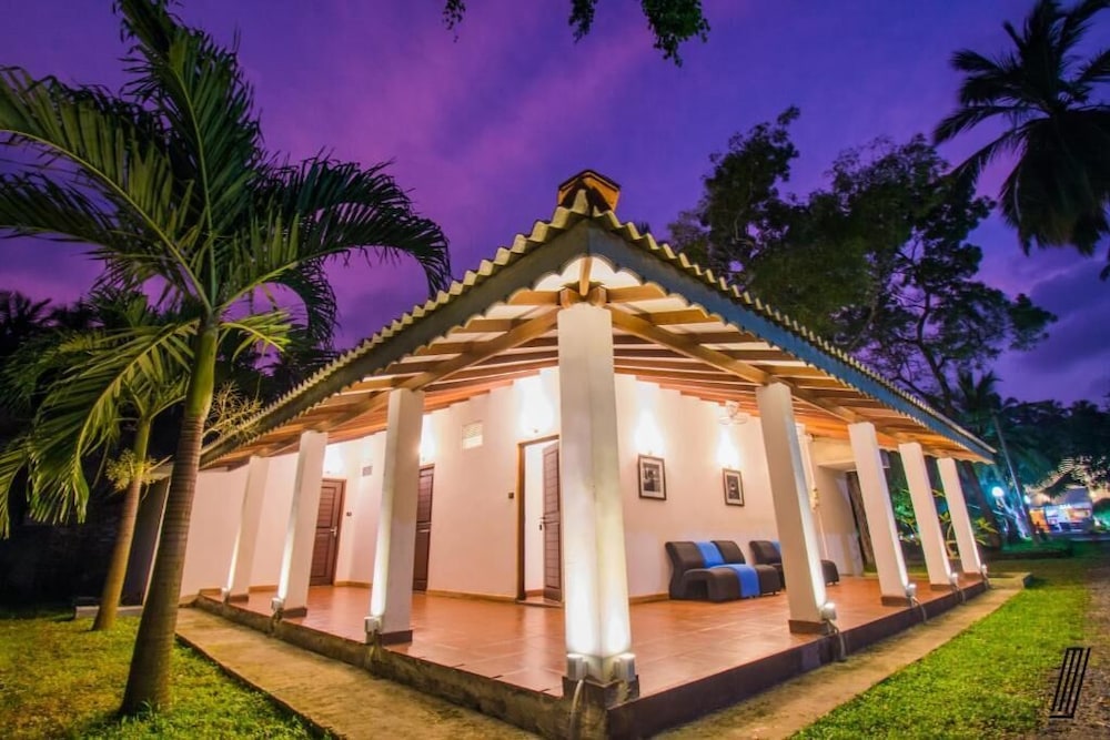 Oreeka Hotel 4/50