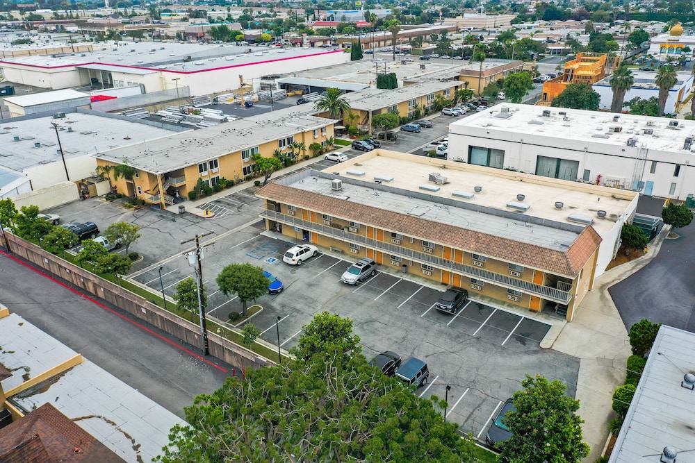 Howard Johnson By Wyndham Buena Park 32/34