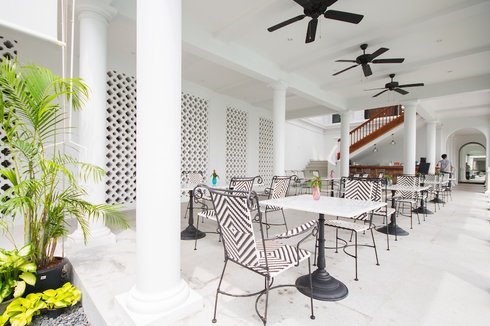 LITTLE NYONYA HOTEL 30/50