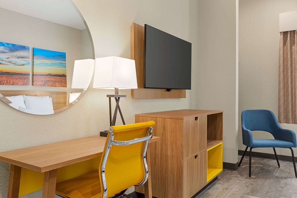 Days Inn & Suites by Wyndham Greater Tomball 59/61