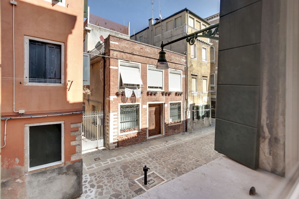 Ambra (CANNAREGIO (CORTE CORTESE) 25/34