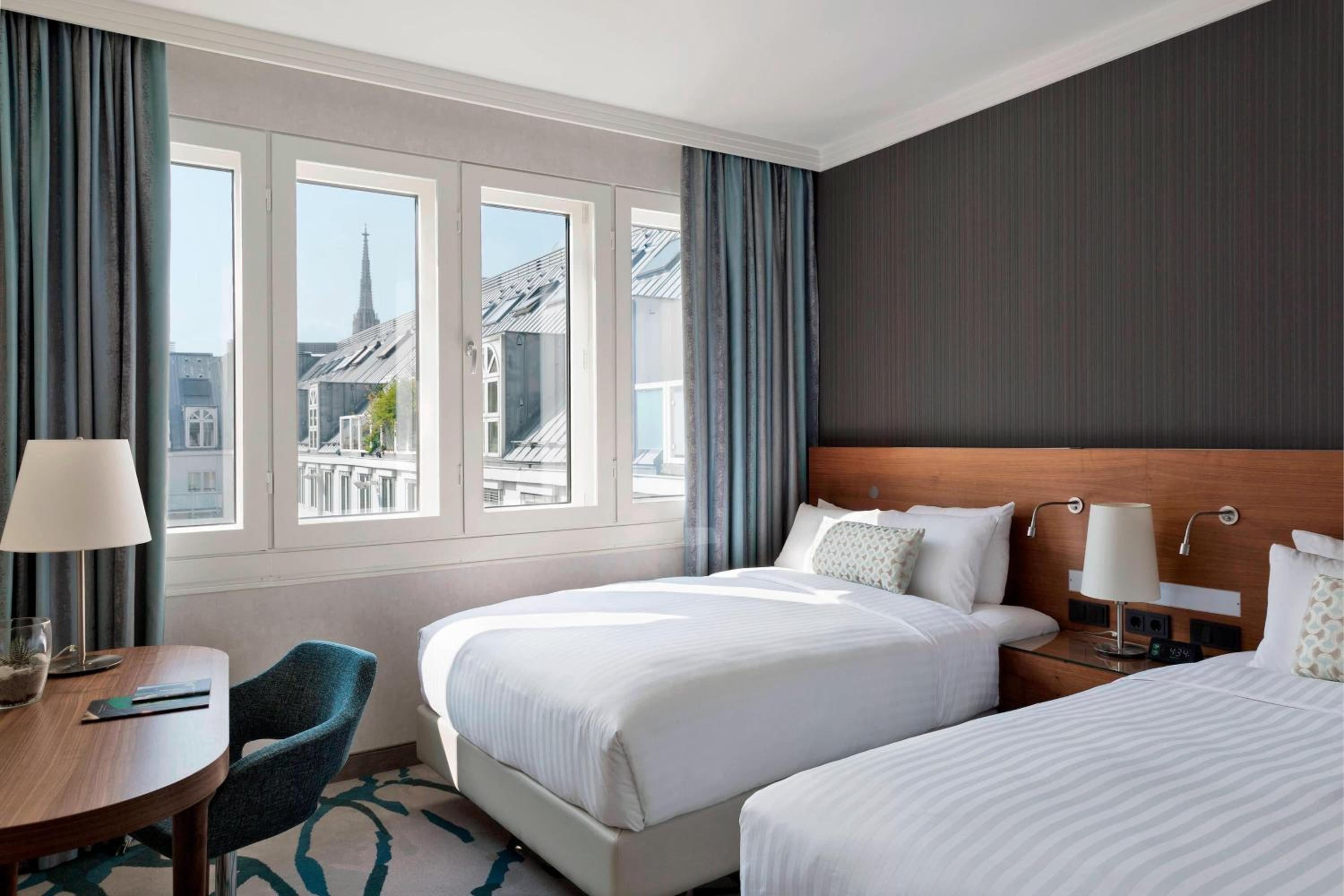 غرفة تنفيذية بسريرين مزدوجين مع دخول صالة النادي، Vienna Marriott Hotel 5/10