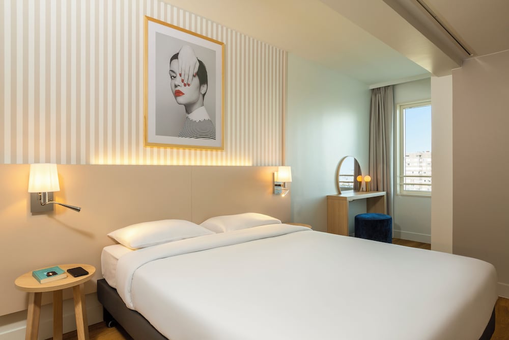1 BEDROOM, TOWER, APARTMENT, EIFFEL VIEW