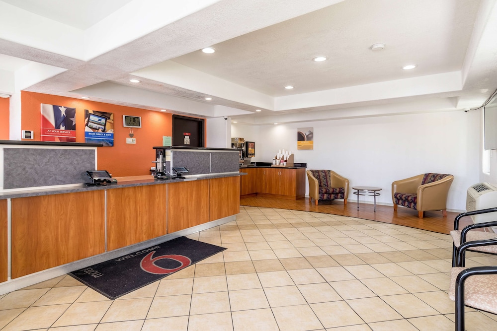 Lobby at Motel6 Buttonwillow, CA - Central, BUTTONWILLOW - CA