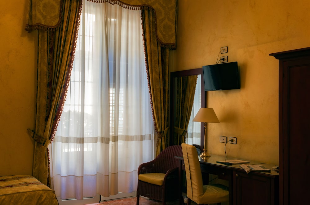 Joli Hotel 25/50