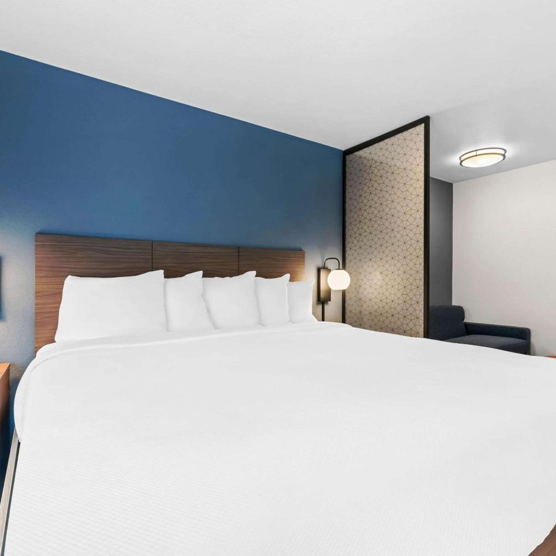 غرفة بسرير كينج مع أريكة