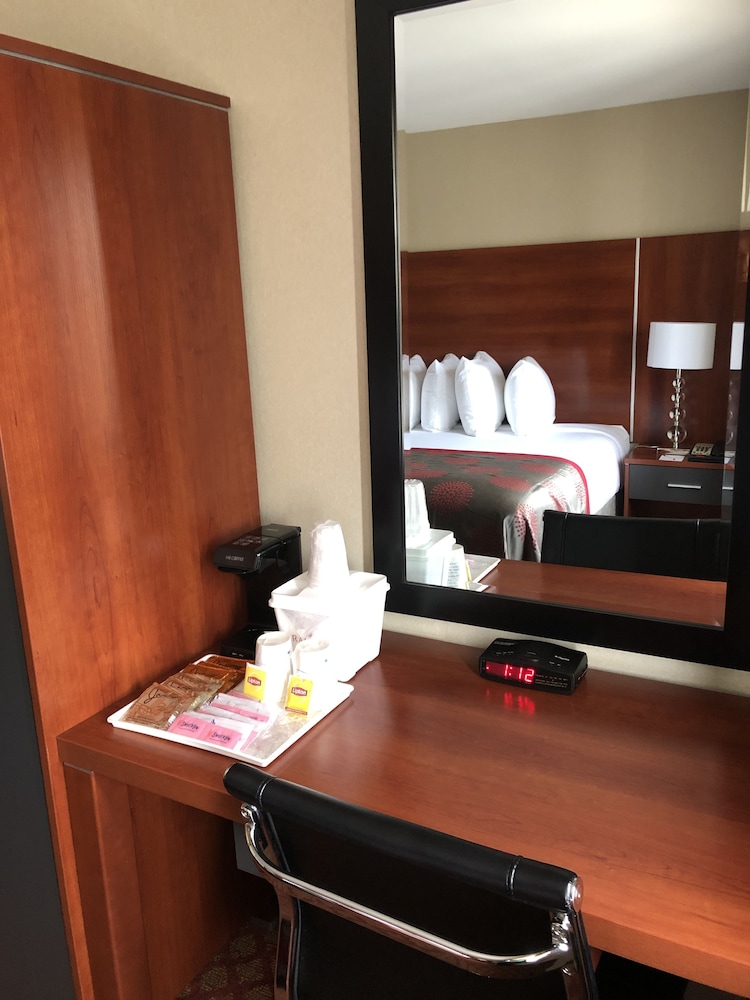Ramada By Wyndham Staten Island 18/38