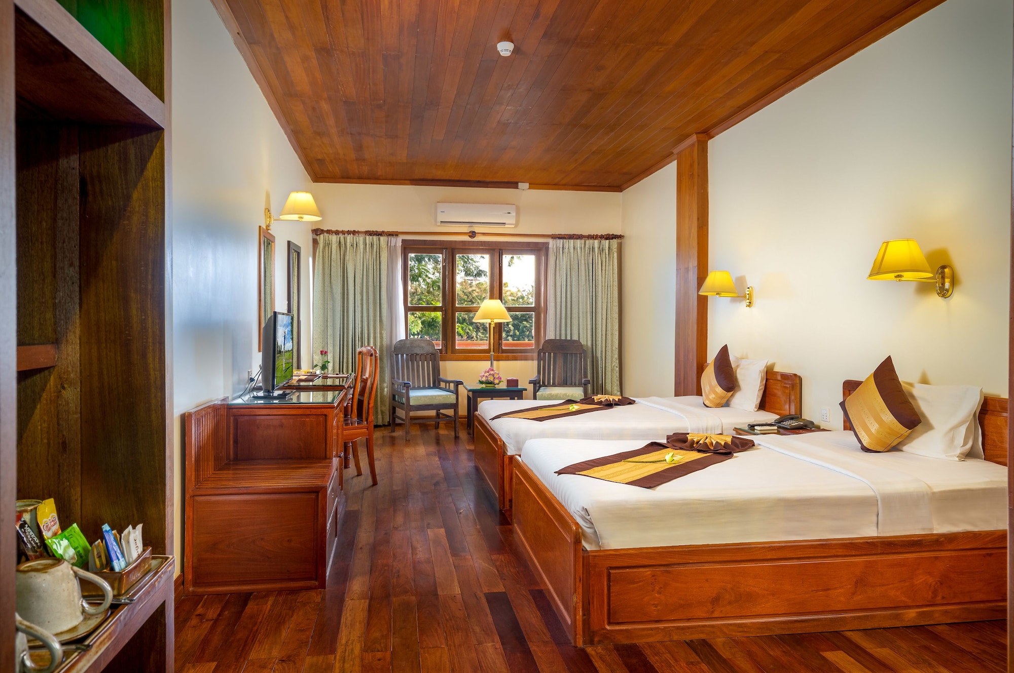 DELUXE, TWIN BEDS
