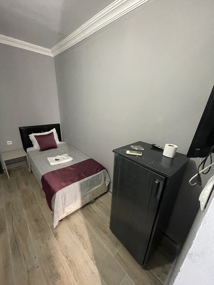 ECONOMY, SINGLE, SHARED BATHROOM