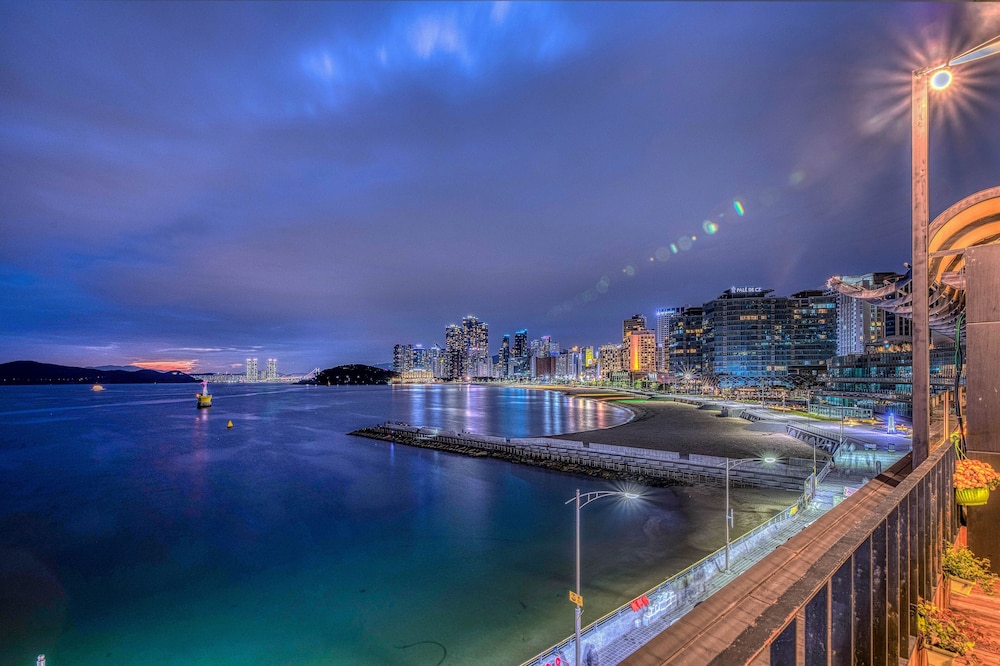 Mipo Oceanside Hotel 30/32