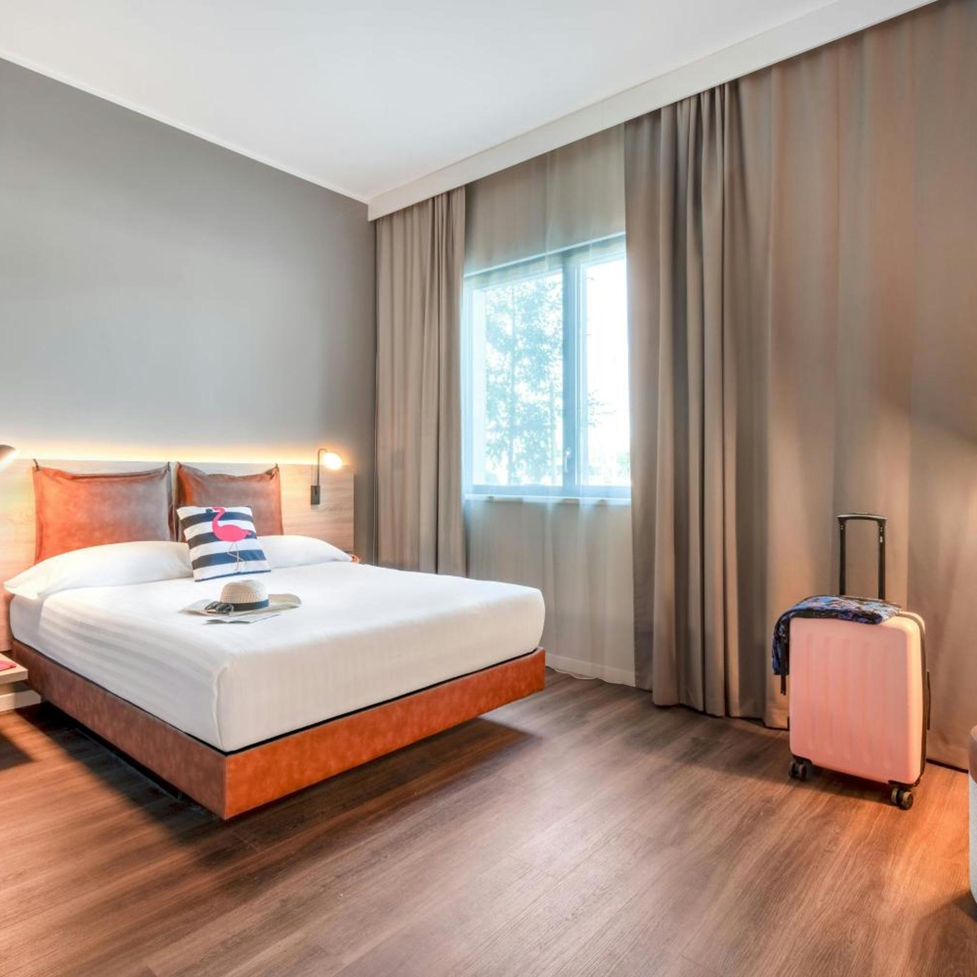 Moxy, Queen Bed, Large, Accessible