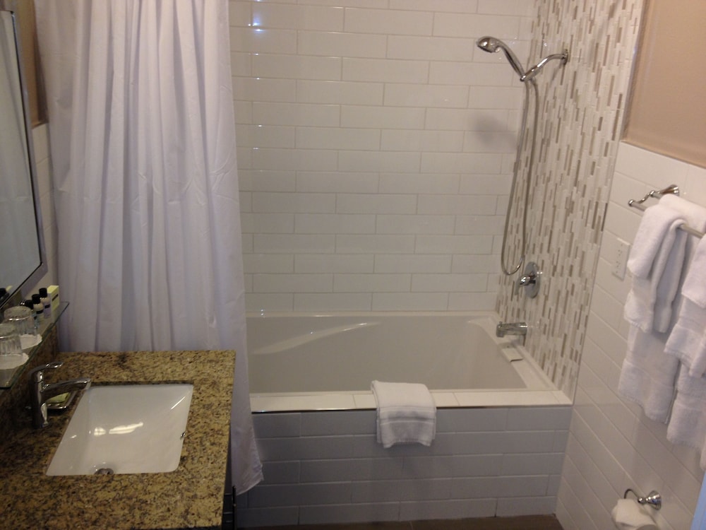 Executive Hotel Vintage Court 64/66
