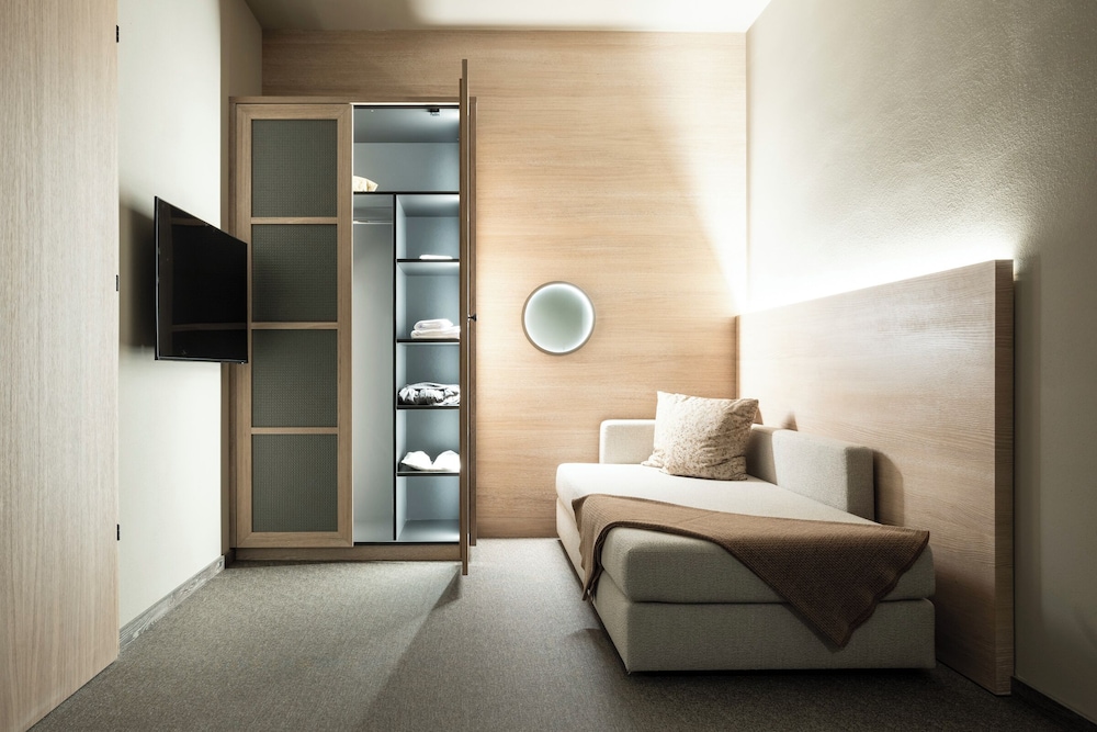 SIGNATURE, SUITE