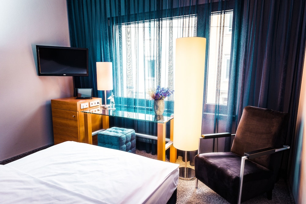 Economy, Single, Queen Bed