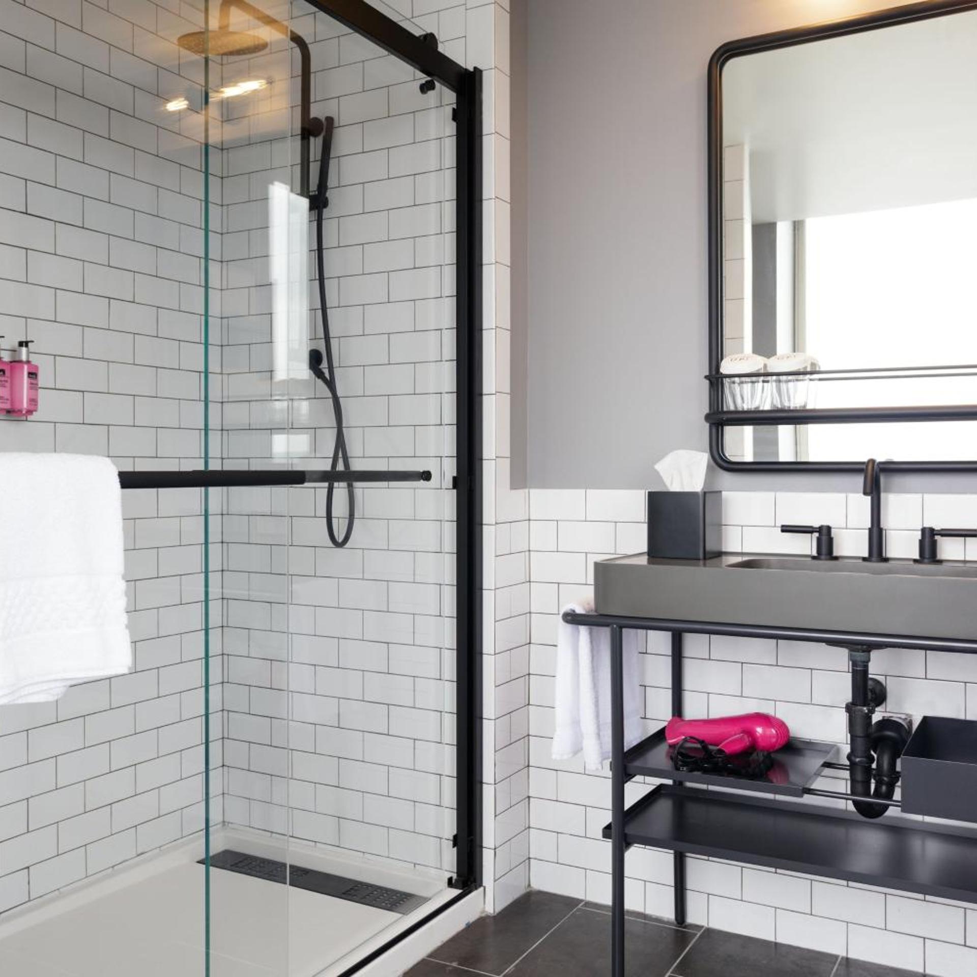 غرفة بسريرين كوين بحوض استحمام لذوي الإعاقة، Moxy Richmond Downtown 2/2