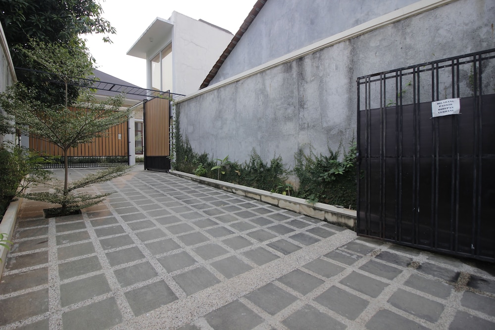 RedDoorz Premium @ Gandaria Jagakarsa 32/35