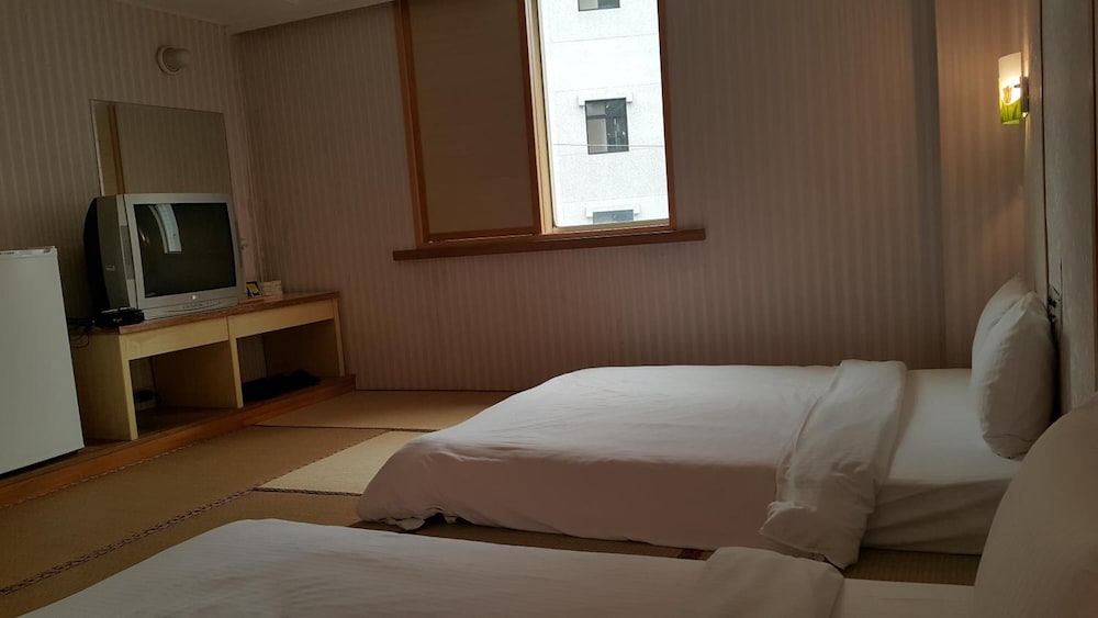 Empire Hotel 27/52