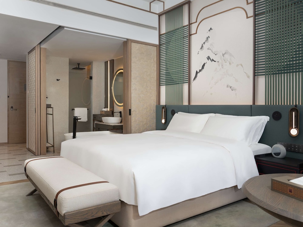 Mountain, Deluxe, Pavilion, King Bed, Balcony