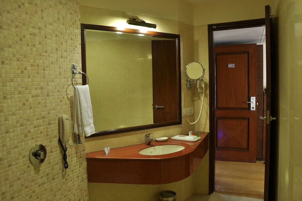 Le Lac Sarovar Portico 50/56