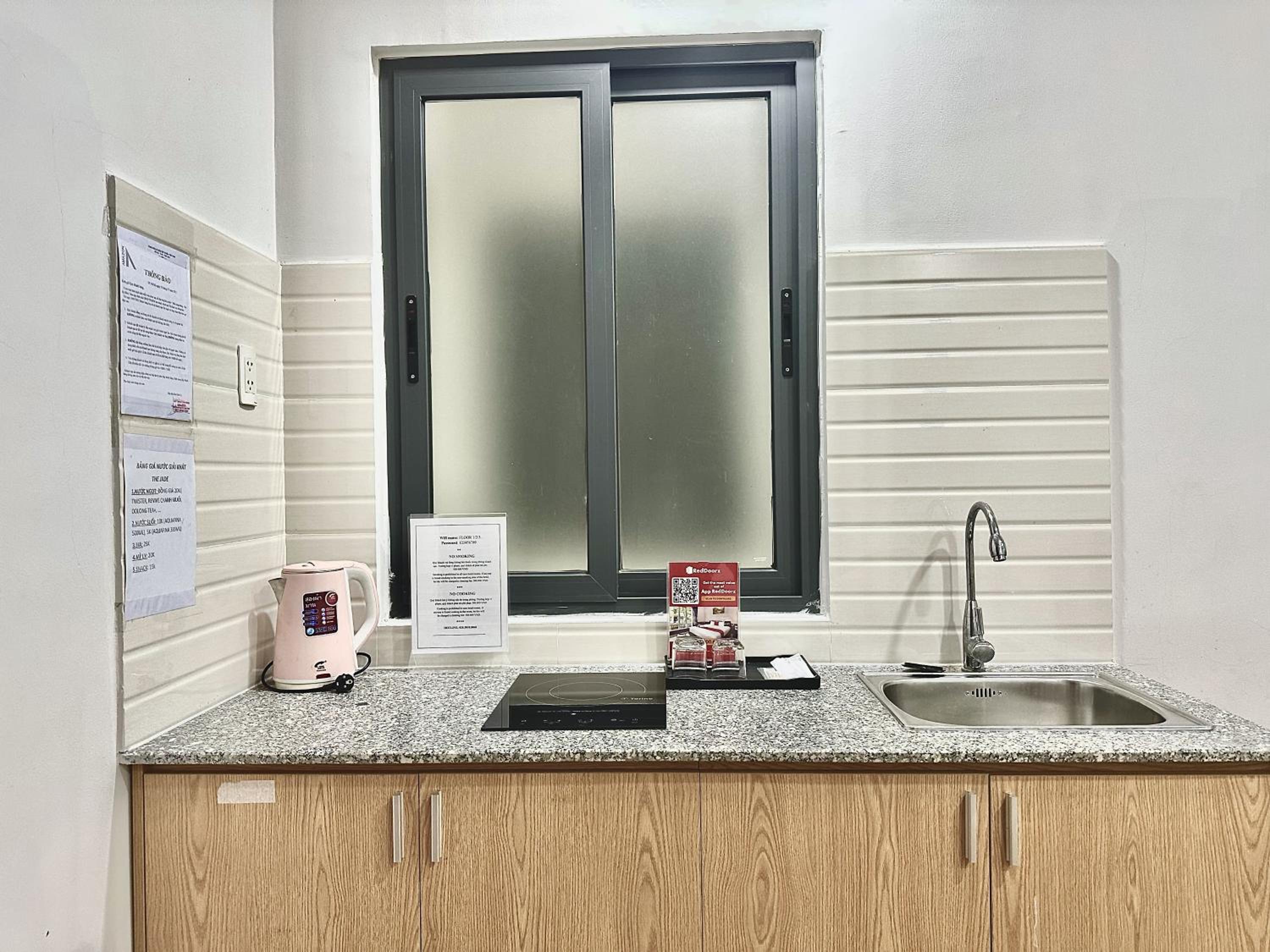 Reddoorz Plus Near Etown 2 20/48