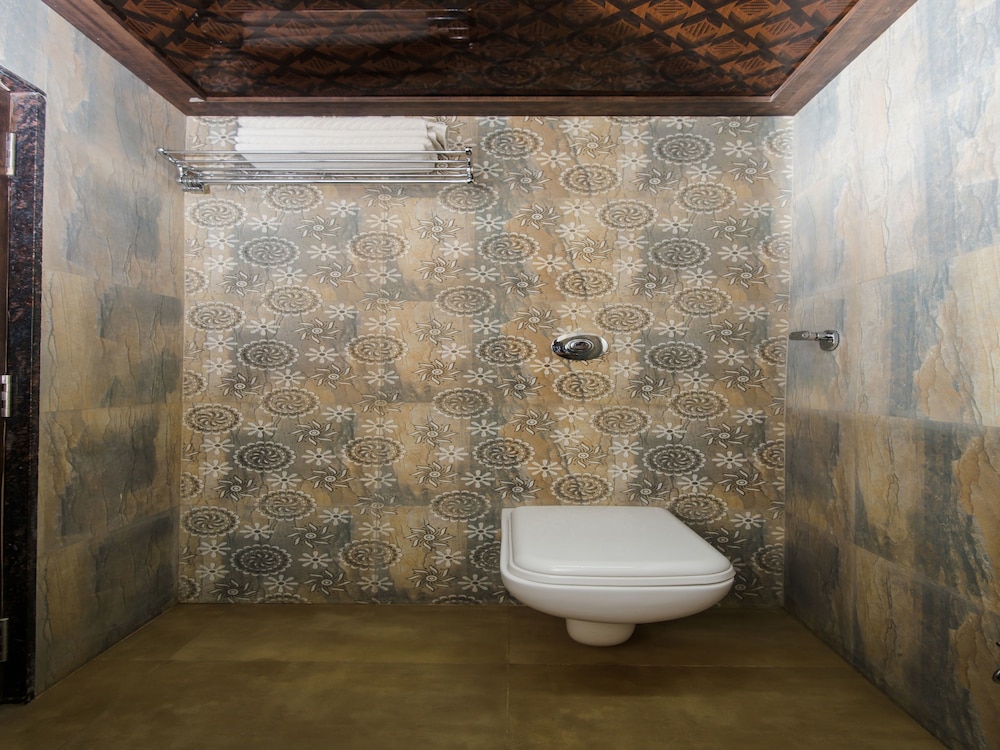 Oyo 10650 Hotel Lotus Residency 16/30
