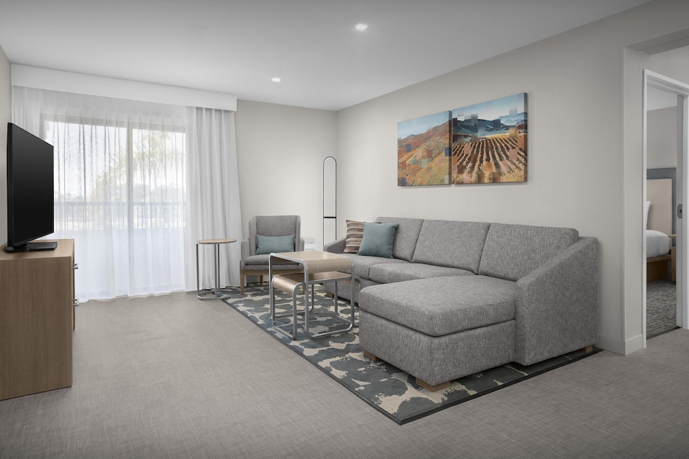 Holiday Inn Hotel And Suites 43/66