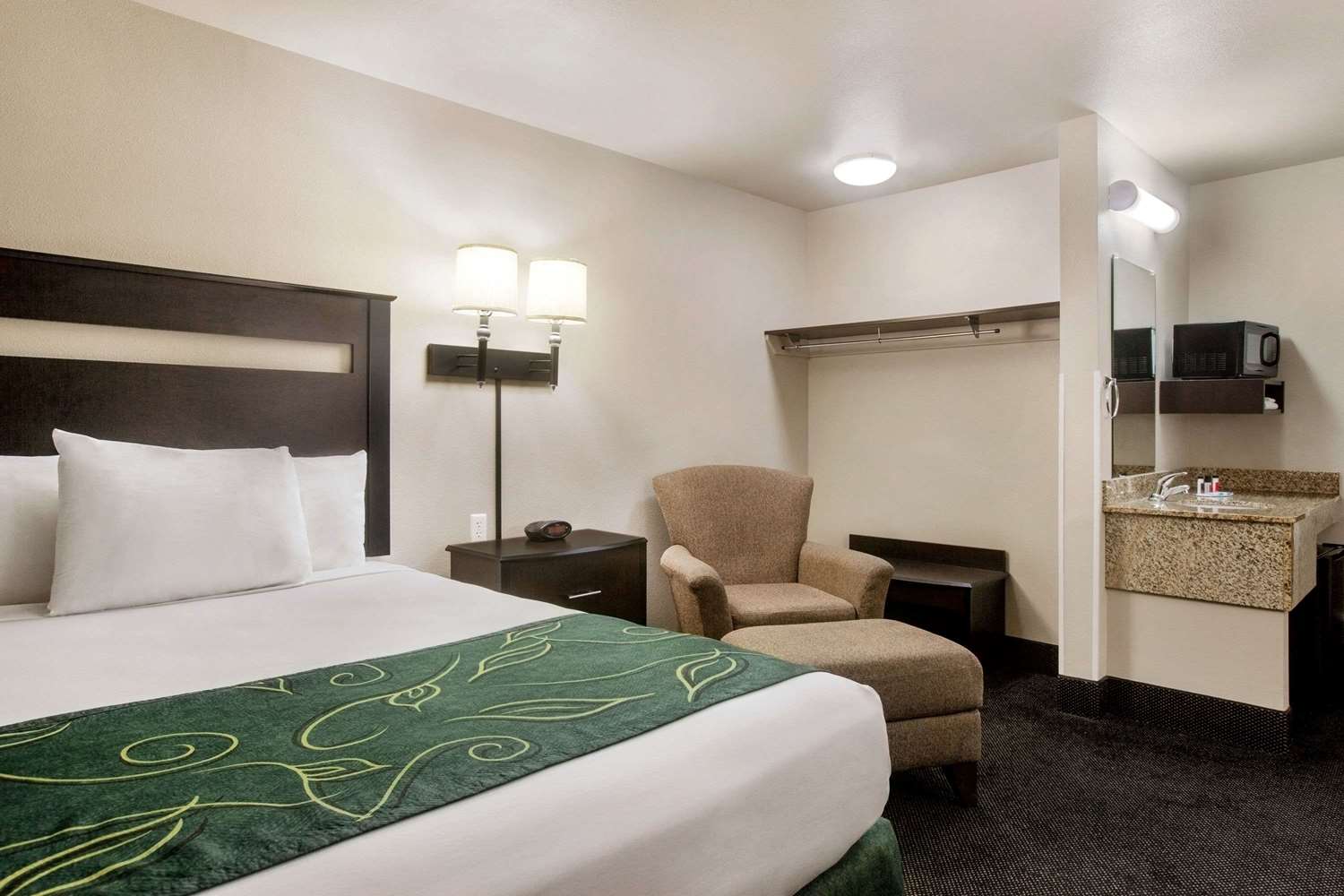 Travelodge By Wyndham Livonia 8/21