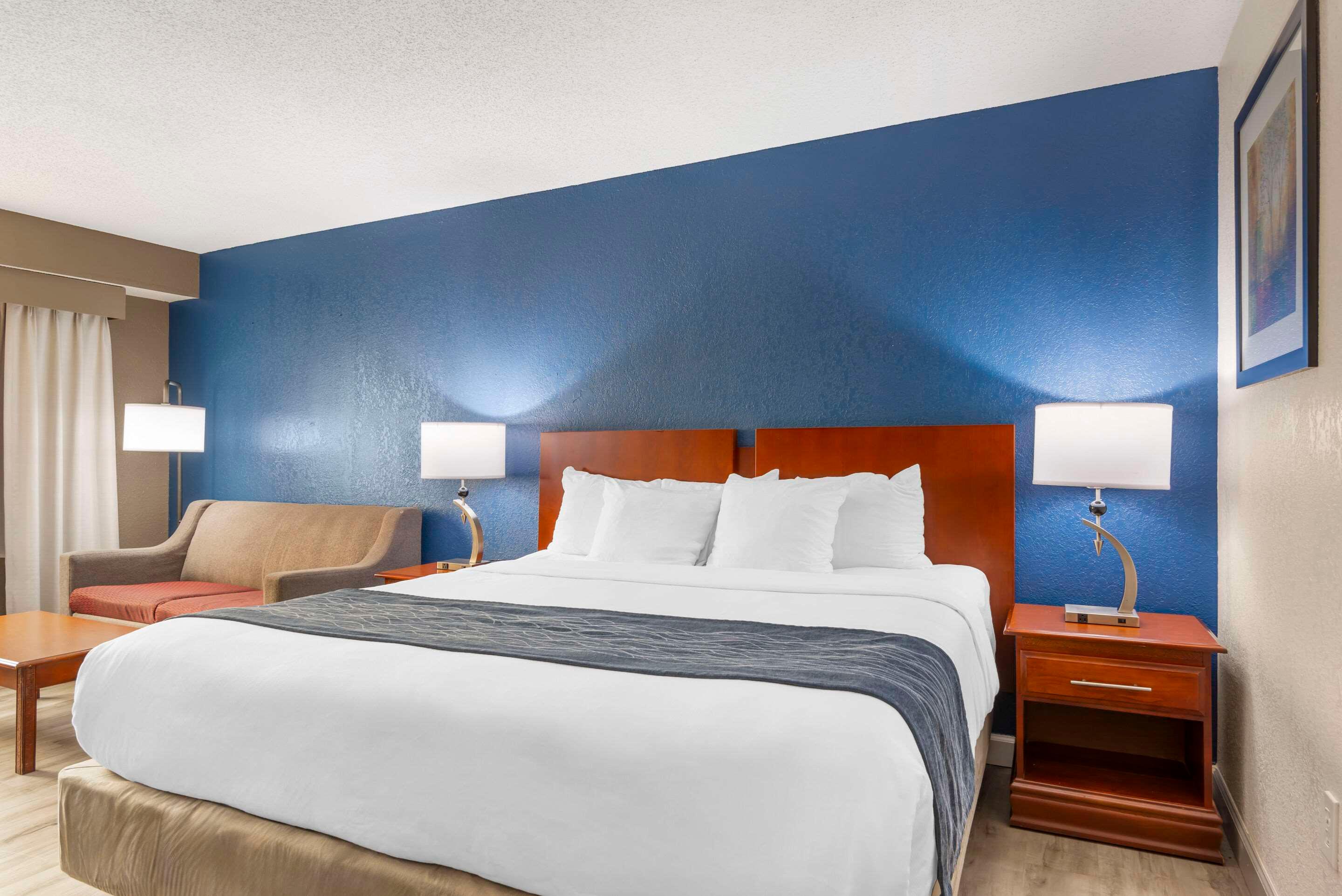 ROOM, KING BED