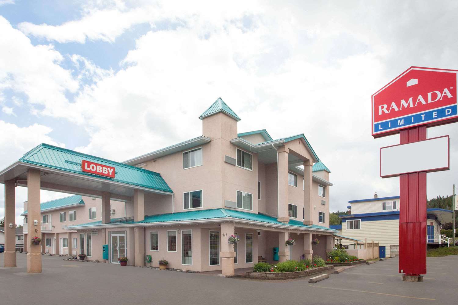 Ramada by Wyndham 100 Mile House 1/15