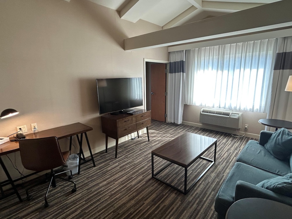 Best Western Premier Plainview-Long Island Hotel 34/52