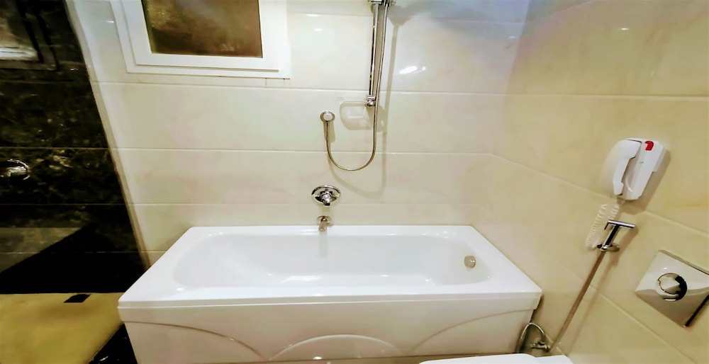Carawan Hotel Jeddah 68/70