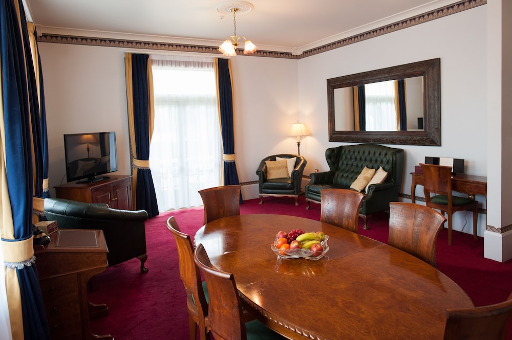 The County Hotel 37/50