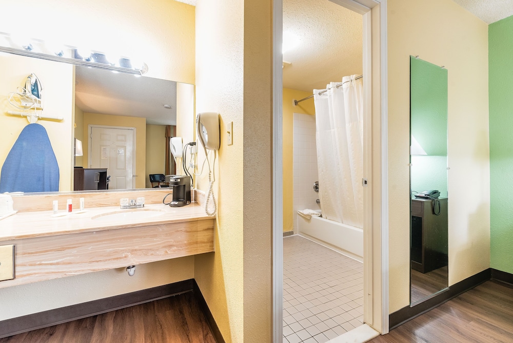 Days Inn by Wyndham Federal Way 6/40