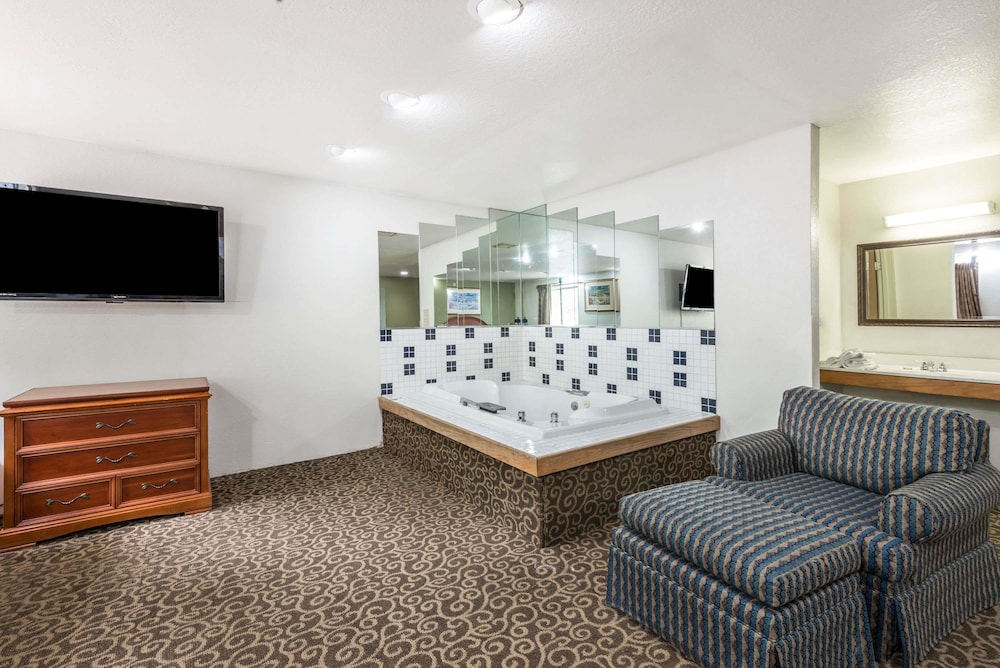 Super 8 by Wyndham Pittsburgh/Monroeville 34/47