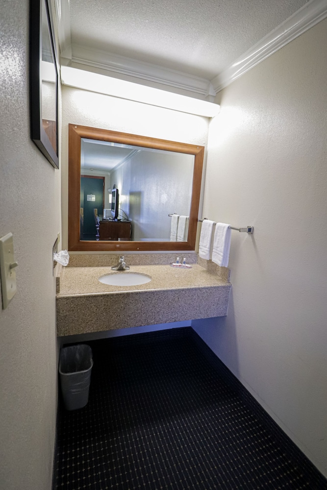 University Inn Suites 39/39
