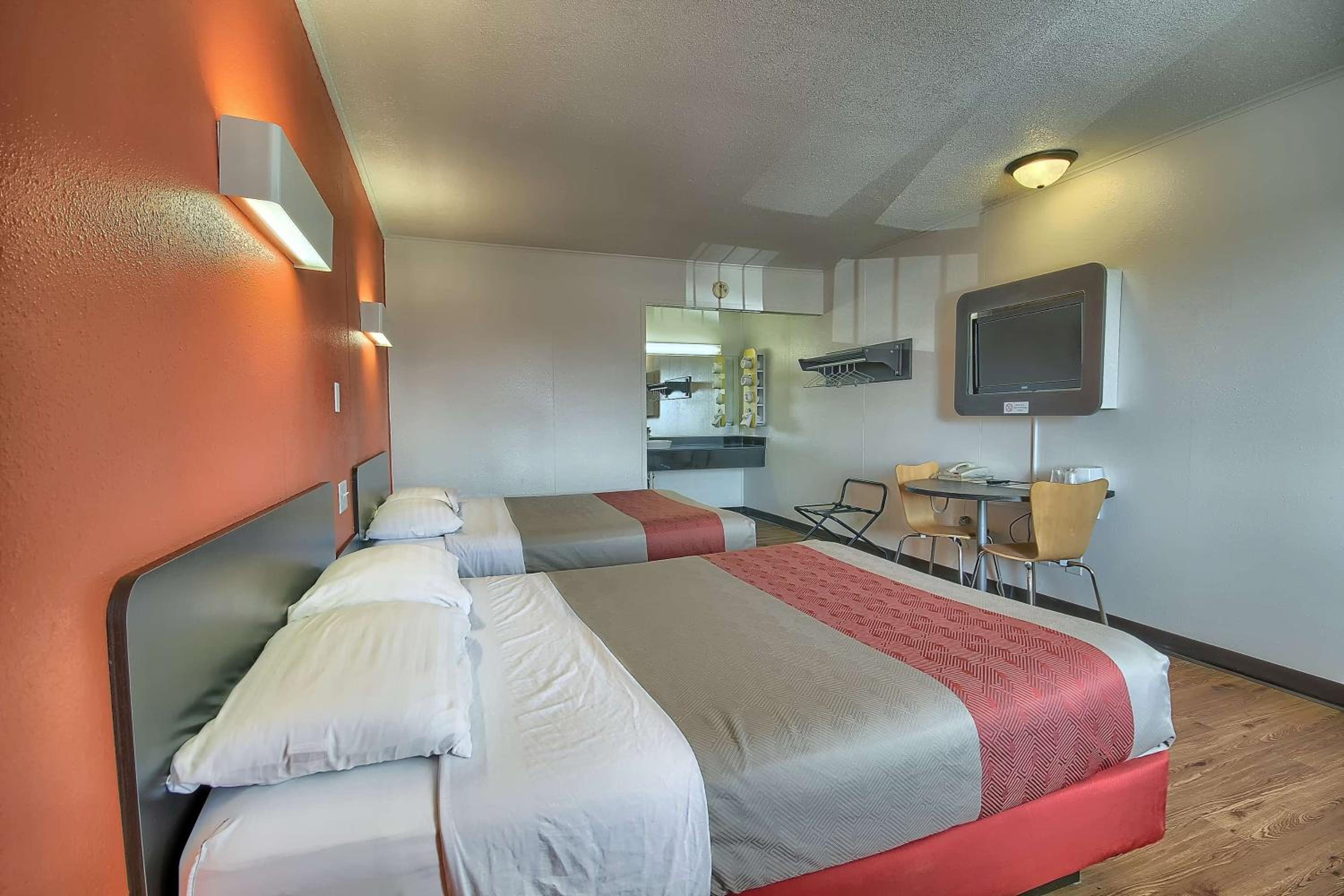 Room, 2 Queen Beds, Smoking, Motel6 Lima, OH 8/10