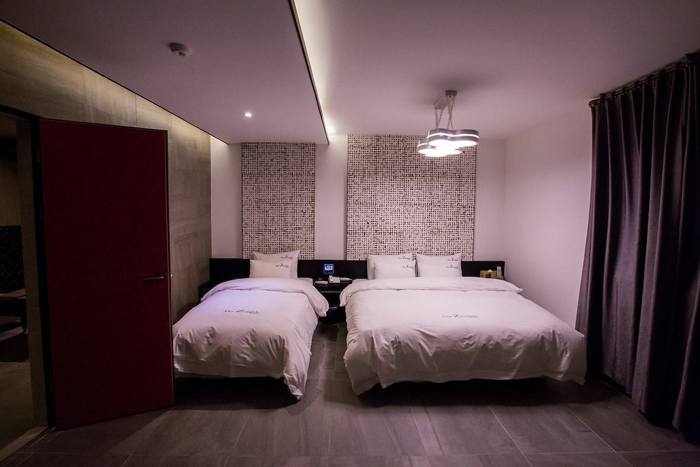 The Zenith Hotel 7/60