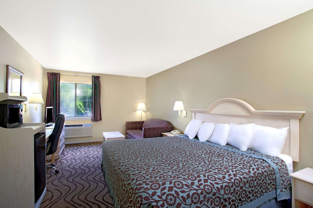 Days Inn by Wyndham Kerrville 9/22