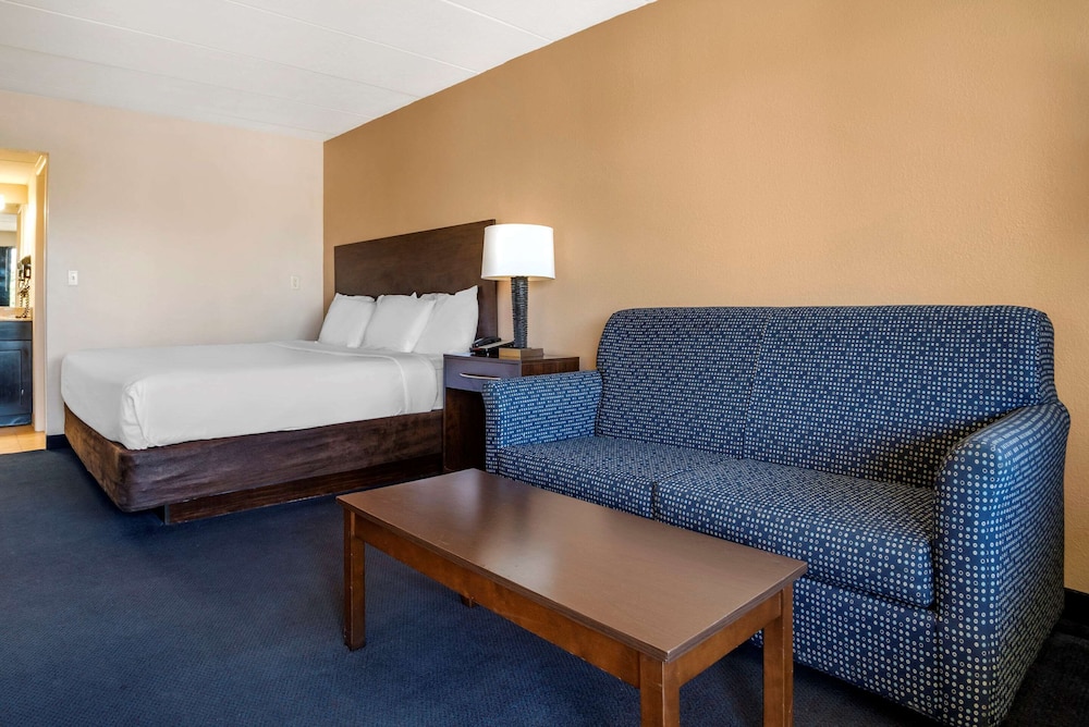 Econo Lodge Inn and Suites Resort Rehoboth Beach 16/42
