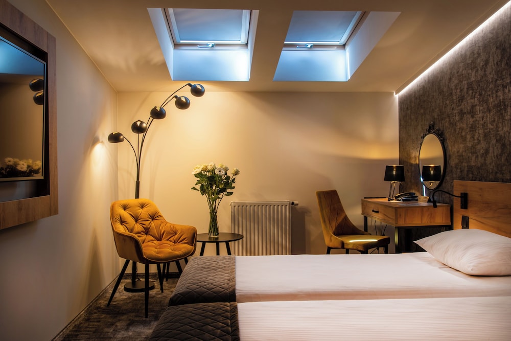 1891 Garni Hotel 38/44