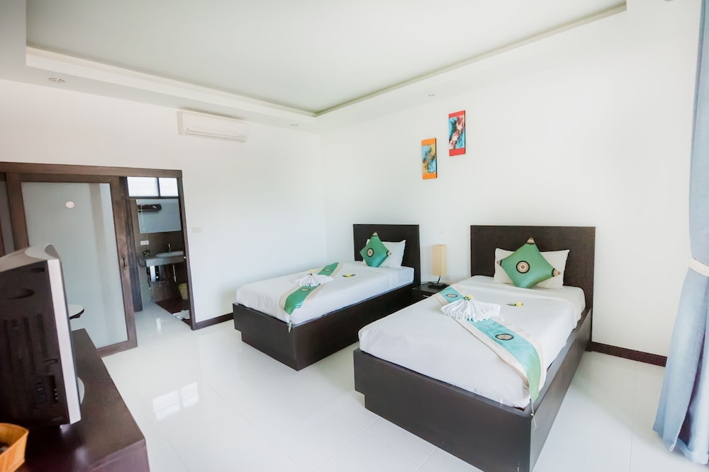 ROOM, TWIN BEDS, POOL VIEW