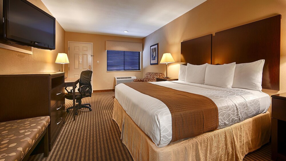 Best Western Cedar Inn 10/24