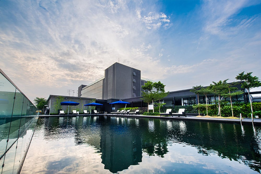 e.City Hotel at OneCity 41/43
