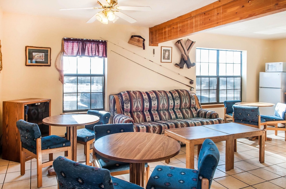 Econo Lodge Eagle Nest 22/25