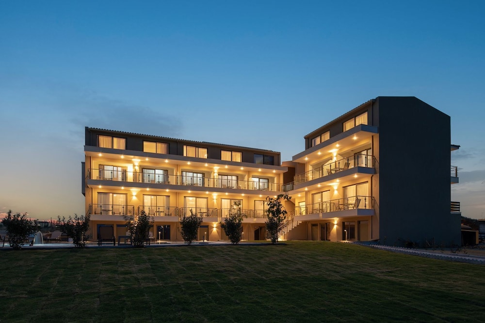 Aetherion Studios & Suites 4/65